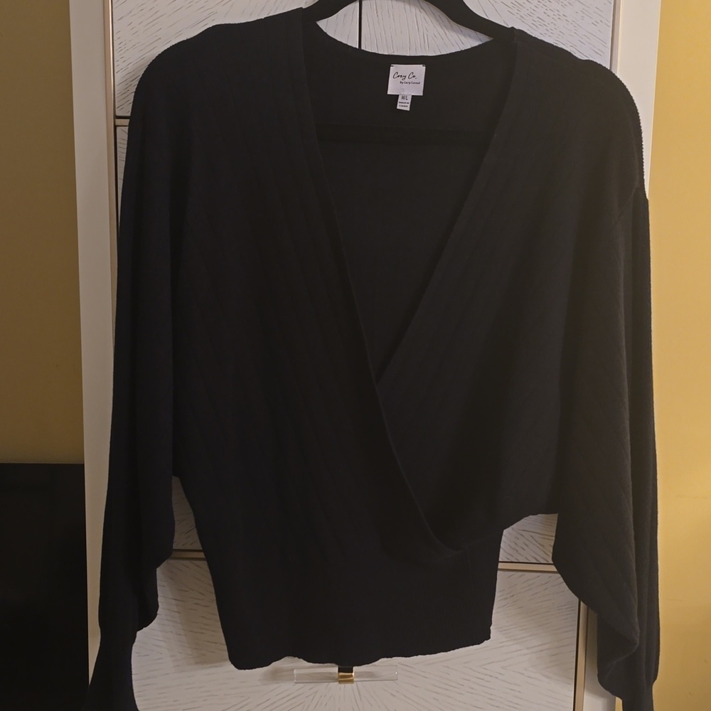 COZY CO. Black wrap sweater. Viscose 55% Poliester 30% Nylon 15%